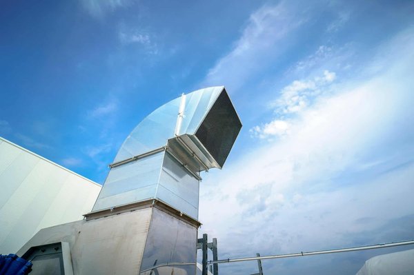 Qual è il metodo più efficace per pulire i condotti di ventilazione in un'auto con impianto di climatizzazione?