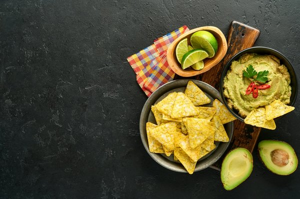 Come fare una salsa guacamole con avocado maturo e lime fresco?