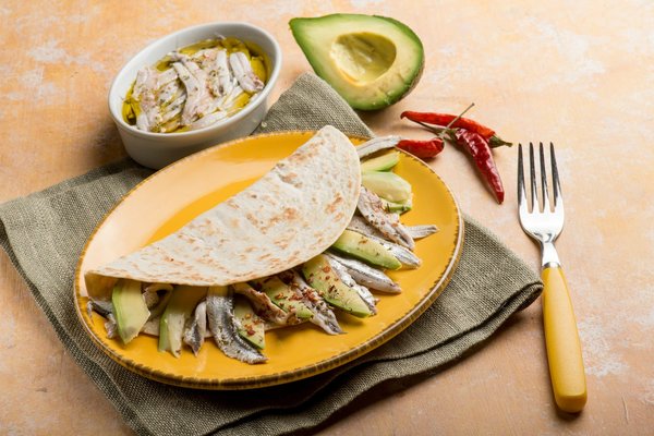 Qual è la ricetta per una piadina romagnola integrale con stracchino e rucola?