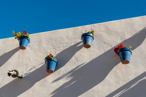 Quali sono le strategie per arredare un balcone stretto e lungo rendendolo accogliente?