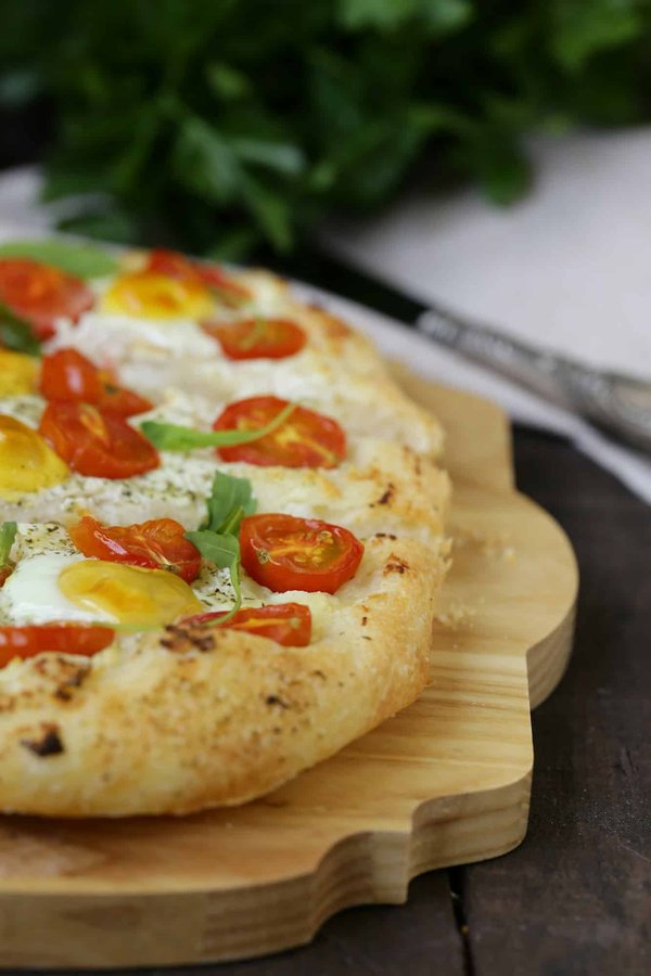 Quali sono i passaggi per una focaccia ligure con olive taggiasche e rosmarino?